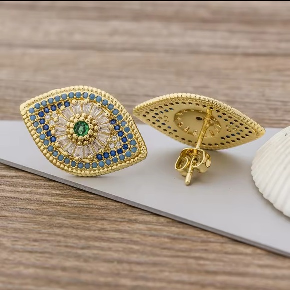 NWT Evil Eye Oval Stud Earrings in Gold Tone - Picture 3 of 4